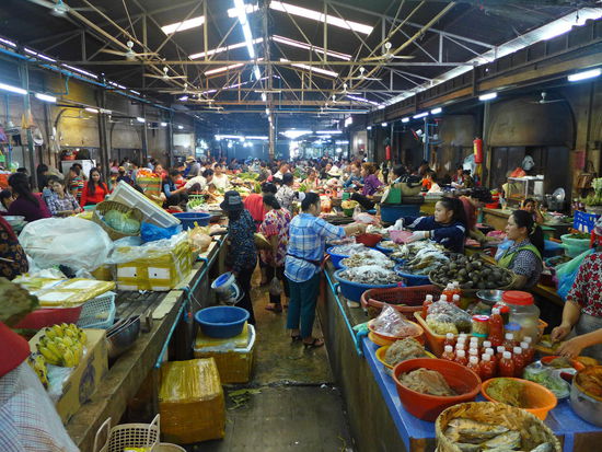 Der Lebensmittelteil des Psar Chaa Marktes. Hier wird noch richtig gehandelt! 