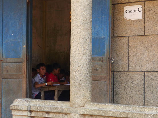 Eine der vielen Schulen, die wir auf unserem verkürzten Ausflug gesehen haben. 
Das freut uns natürlich besonders. 
Übrigens wird hier auch erstaunlich gut Englisch gesprochen. 