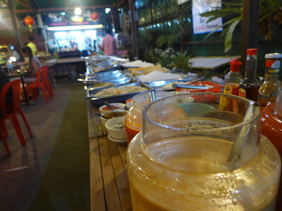 Das Buffet: vorne Soßen und die fertigen Gerichte, rechts die Sachen zum kochen und links die Sachen zum braten.
Da haben wir echt ein wenig Zeit und Hilfe gebraucht, bis wir das gecheckt haben. 