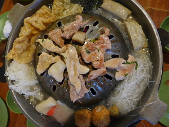 Und so siehts dann aus, wenn's auf dem Tisch steht und auf dem persönlichen Grill/Kocher liegt 