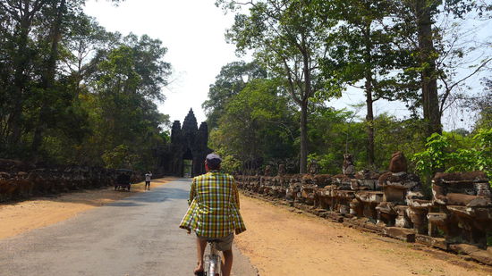 Auf dem Weg zum Eingangsportal von Angkor Thom.