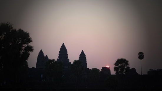 Um 7 wars dann soweit. Der Moment, in dem sich hinter Angkor Wat die winzig aussehende Sonne erhebt.