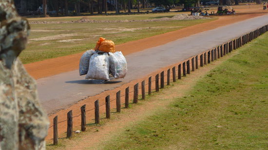 Die Kambodschaner sind Meister im Improvisieren - die Alten machens vor...