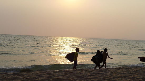Auch am Otres Beach werden natürlich Dosen gesammelt, aber mit einem Lächeln im Gesicht.
