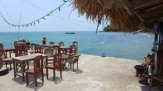 Am Pier vom Serendipity Beach...was man nicht sieht, ist der Benzinfilm auf und der Müll im Wasser...