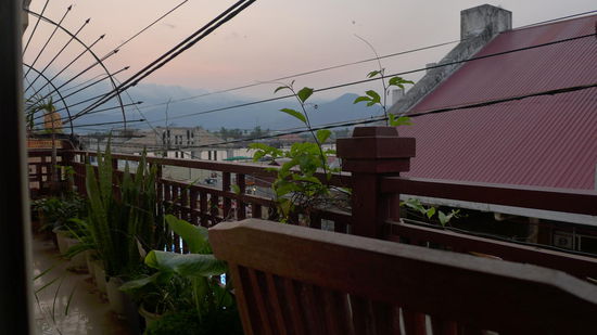 Aussicht von unserem Guesthouse auf die Riverside und endlich mal wieder Berge (Bokor Nationalpark) 