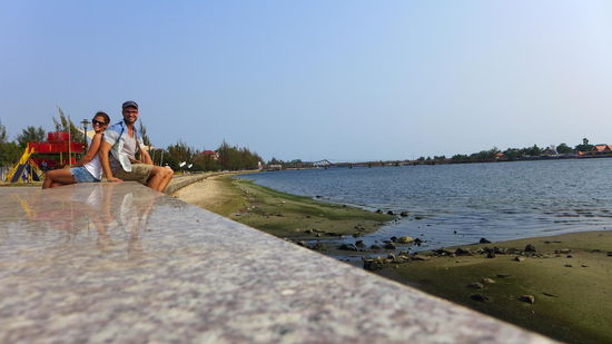 An der Riverside 
Der Fluss lädt zwar nicht gerade zum schwimmen ein, zum chillen jedoch allemal. 