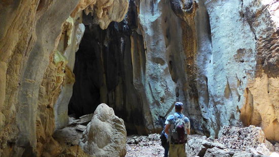 Tobi und unser Kinderguide in der Tempelhöhle bei Climbodia.