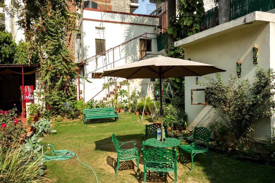 Mein Zimmer ist im 1.Stock, die Wendeltreppe ist echt schwierig, ansonsten für Delhi ein wohl eher ungewöhnlicher Hotelgarten