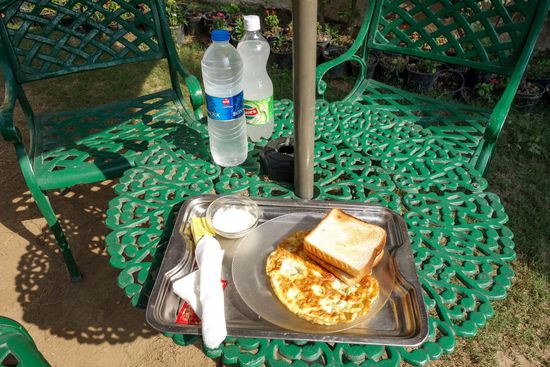 Afghanisches Frühstück in 7 Varianten. Nahm Frühstück Nummer 1, so richig afghanisch war das aber noch nicht.