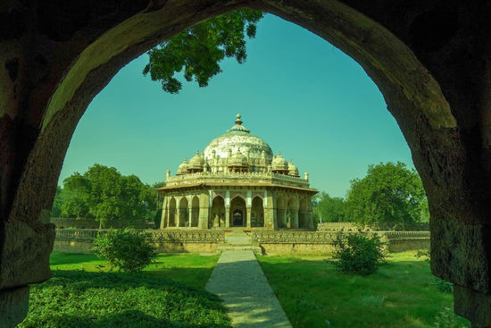 In der Gartenanlage des Humayun-Mausoleums findet man auch das Grabmal des Isa Kahn (erbaut 1548)