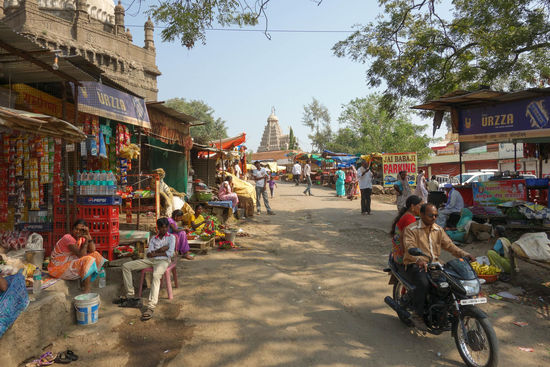 Durch den Markt von Ellora geht es zum Tempelgelände