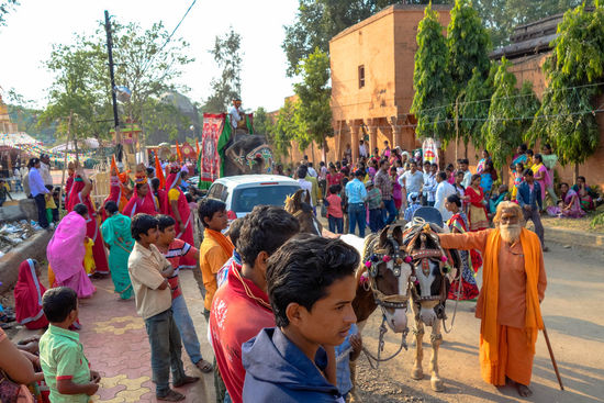 Dieser Trupp zog gelegentlich mit fröhlicher Musik quer durchs Gelände... um die Anwesenden etwas aufzumischen... energetisch aufzuladen?