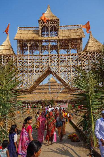 ... keine Angst - die Dame am Boden macht scheinbar ein Nickerchen