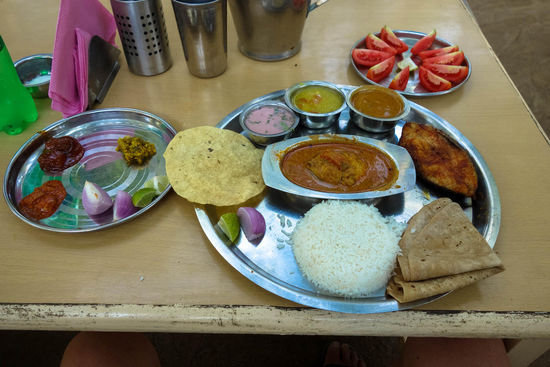 Mein Stammlokal unter Palmen. Fisch-Thali, Veg-Thali oder Chicken-Thali ? Vegetarische Gerichte sind deutlich preiswerter. Der Tomatensalat ist meine Erfindung.