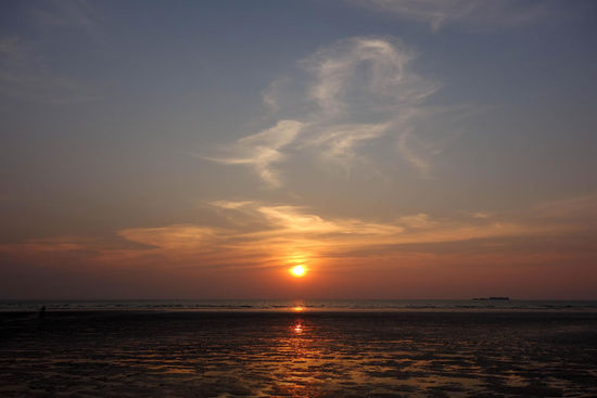 der Sonnenuntergang in Murud, rechts hinten das weit
draußen gelegene Fort, kaum noch zu sehen.