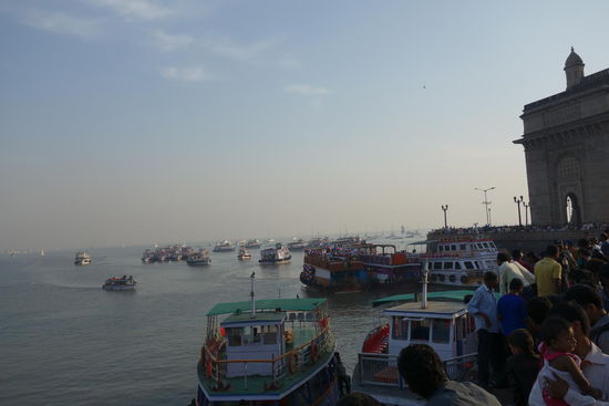der Schiffsverkehr am Gateway of India