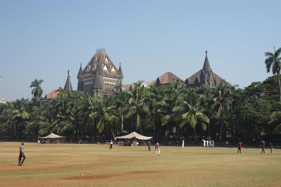 Vorne Cricket-Mannschaftszelte, dahinter das High Court