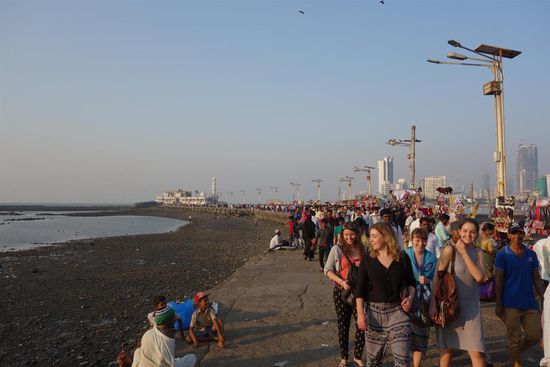 ein stetiger Besucherstrom führt zur Haji Ali Dargah ...