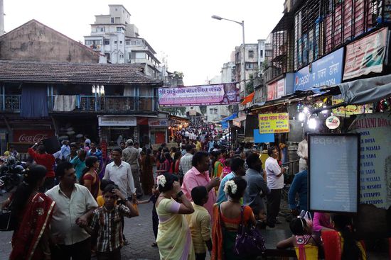 Hier geht's zum Mahalaxmi-Tempel. Auf dem Weg diverse Stände, den eigentliche Tempel habe ich von außen gar nicht so richtig sehen können.