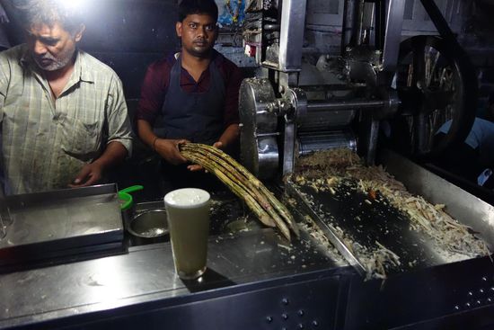 Fand ich nur in Mumbai: über der Presse Eiswürfel,
Zuckerrohr, dann das ganze durch ein Sieb ins Glas,
der halbe Liter für 20Rs,bei der Hitze sehr erfrischend