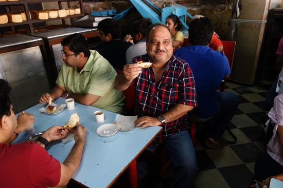 Brötchen mit Butter und Kaffee! Beliebt bei reich und arm.
"der dort drüben ist Millionär" sagte mir später der Herr auf dem Bild. Einmal erlebte ich es, wie Leute warteten um einen Sitzplatz zu bekommen.