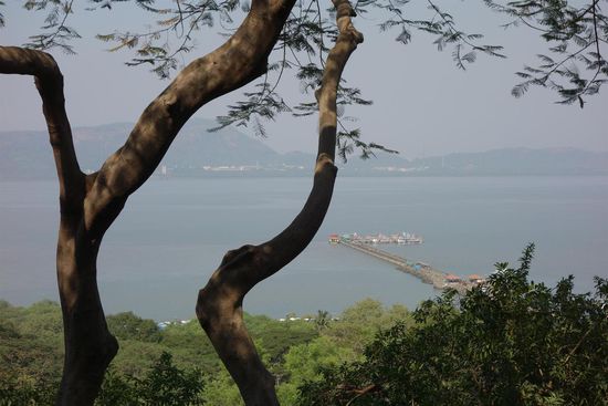 oben auf der Treppe: dort unten legen die Boote an,
rüber kommt man auch mit einer kleinen Bummelbahn.