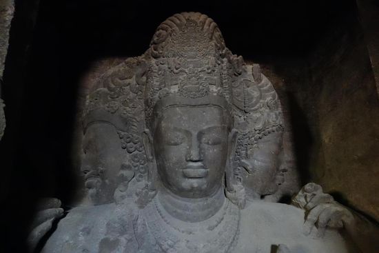 Ein Meisterwerk indischer Bildhauerkunst, das auch die Erkenntnistiefe dieser Religion zeigt. Lonely Planet:
"ein dreiköpfiger Shiva als Zerstörer, Schöpfer und Bewahrer des Universums, der seine Augen in ewiger Einkehr geschlossen hat. Die Tempel wurden wahrscheinlich zwischen 450 und 750 n. Chr. angelegt"