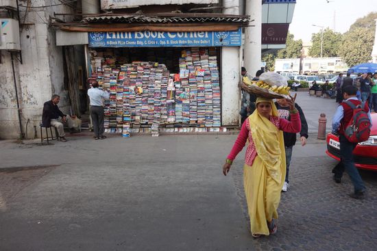 ich tue so als würde ich den Buchladen fotografieren 