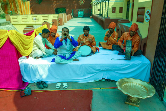 Musikanten im Außenbereich. Vor Betreten des Innenbereiches Schuhe ausziehen und den Fotoapparat abgeben.
