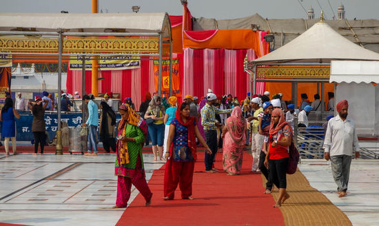 barfuss und mit Kopfbedeckung