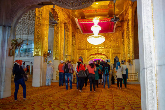 Der Eingang, drinnen ist fotografieren nicht erlaubt. Es geht auch sehr andächtig zu.