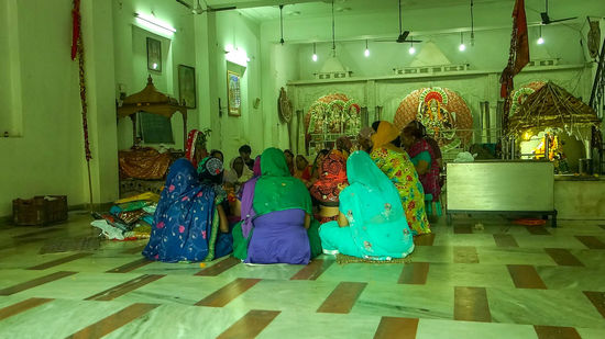 Gesangsgruppe in einem Hare-Krishna Tempel