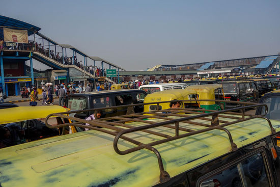 Hier kam ich aus der Metro, Haltestelle "New Delhi".
Hier geht es auch zu den Zügen