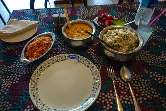 Die Beilagen sind Zwiebel, das Gelbe kenne ich nicht.
Hat aber super geschmeckt.