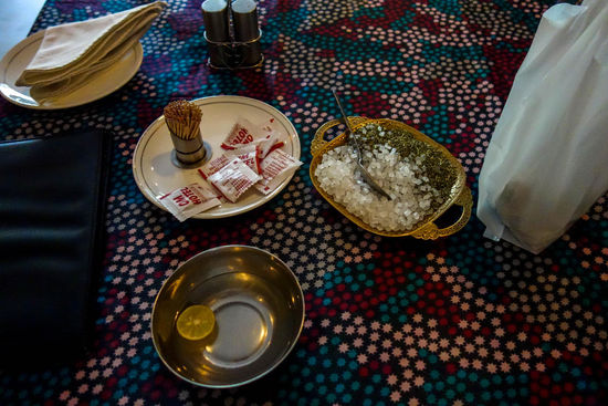 Nach dem Essen - Wasser zum Hände waschen, Gewürze mit Zucker und der eingepackte Reis.