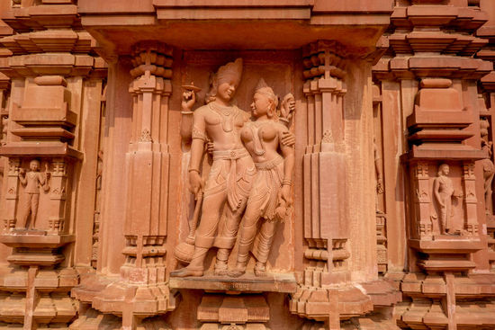 Der Tempel ist mit schönen, fast mystischen Steinskulpturen verziert.