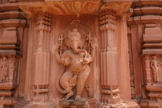 Ganesha gilt auch als Gott und Herr der Hindernisse.
sowohl der Beseitiger als auch der Setzer von Hindernissen. Eine beliebte Gottheit