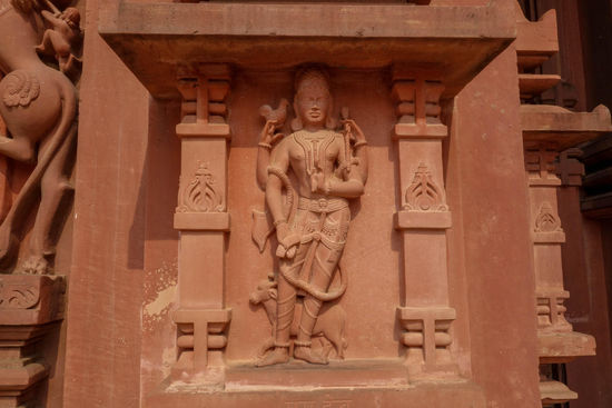 Der Tempel wurde erst 1988 fertiggestellt und ist den alten Sonnentempeln Indiens nachempfunden. Eintritt frei!