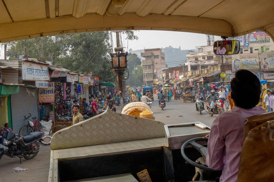 Fahrt durch Gwalior, ganz hinten über der Stadt das Fort