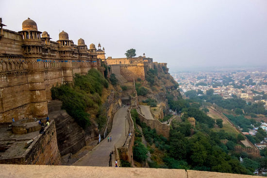 Von den Hügeln über Gwalior blickt eine imposante Festungsanlage auf die Stadt