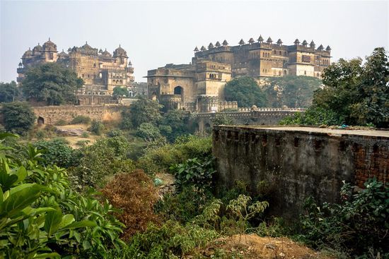 Ausblick von der Hotelterrasse. Schade, doch nicht der Potala. Das ist der Raj Mahal und der Jehangir Mahal, auch ein beeindruckender Bau, 17.Jh.