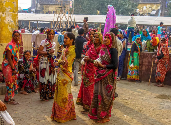 Im Gegensatz zu den Herren sind die Inderinnen ausgesprochen farbenfroh gekleidet