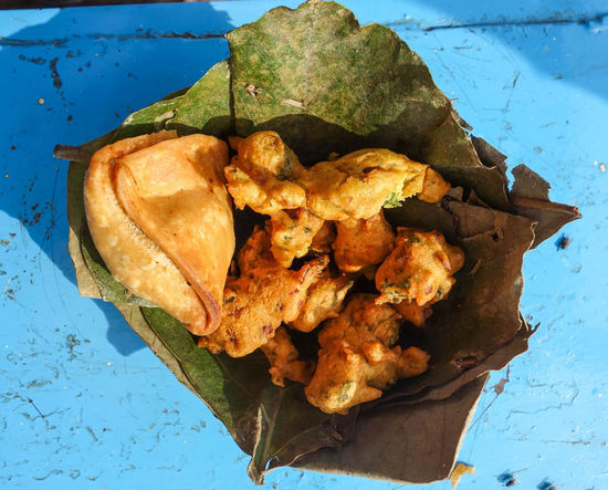 Zum Frühstück Samosa und Pakora