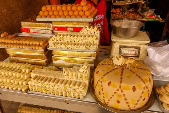 "Milkcake" besteht hauptsächlich aus Zucker und Milch.
Habe mir öfters für 20 Rs was besorgt.