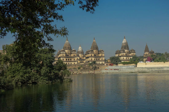 Am Ufer des Flusses Betwa eine Gruppe riesiger Kenotaphen (Scheingräber)