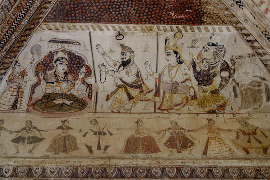 ... mit seinen Wandmalereien