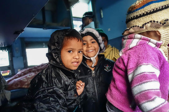 so angezogen und noch dazu ein Decke, die haben gut lachen