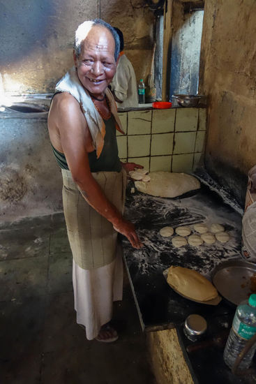 Bei meiner letzten Umfrage tippten alle auf das Taj Mahal in Agra, da frag ich mal lieber nicht, wer der Herr hier ist.
Er wurde mir vorgestellt als "a good man"