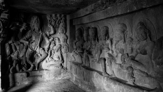 Krishna, umringt von Verehrerinnen